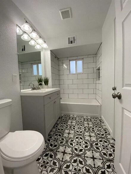 Building Photo - 2533 S Olivia Ave