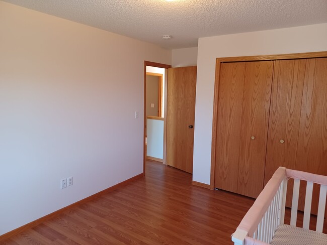 Building Photo - 2 Bedroom 2 Bath End Unit Townhouse - Shak...