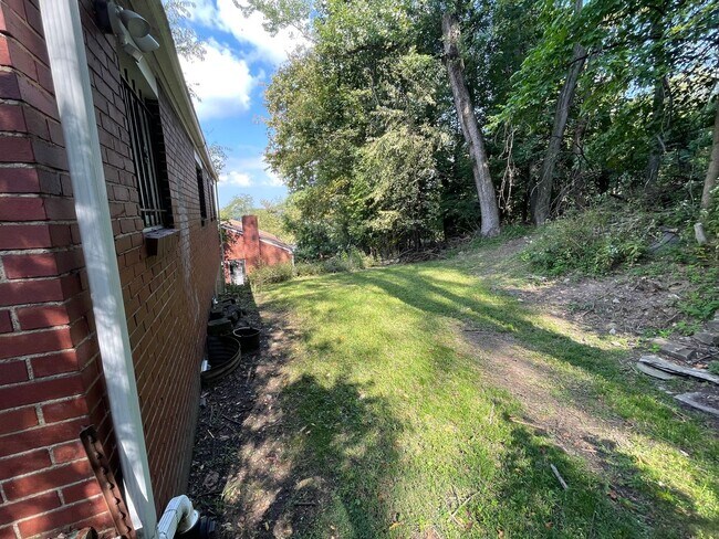 Building Photo - 630 Dornbush St