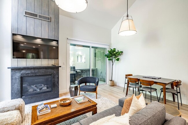 Building Photo - Luxury Condo Retreat at the base of Park C...