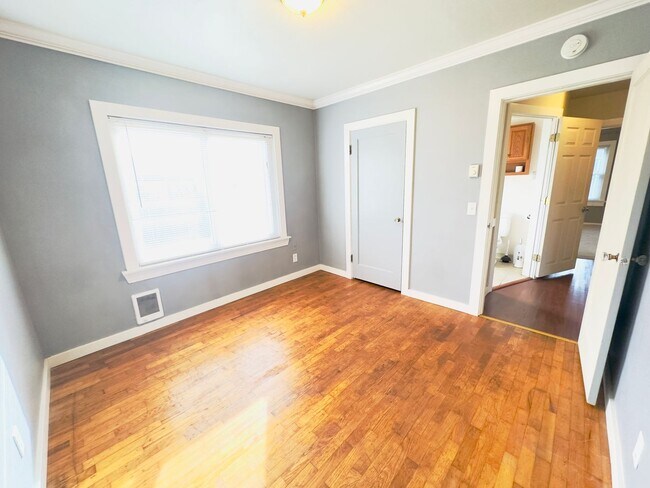Building Photo - Classic Seattle South Park 2bed/1bath bung...