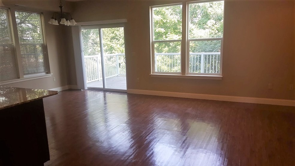 Building Photo - 560 SW State St