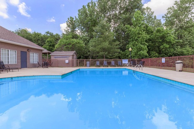 RELAX BY OUR SPARKLING SWIMMING POOL - Hickory Pointe