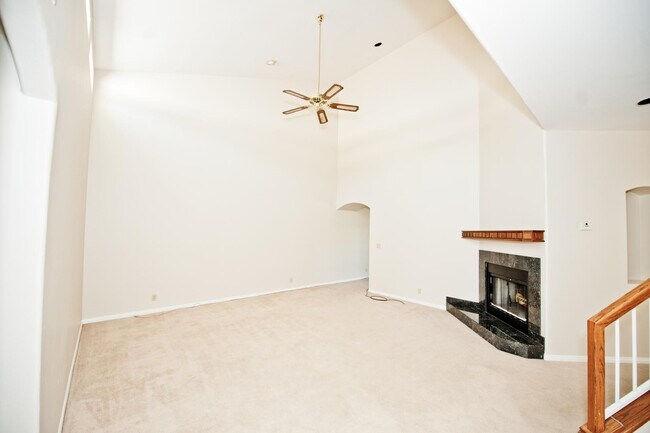 Building Photo - 2322 S Rogers Cir