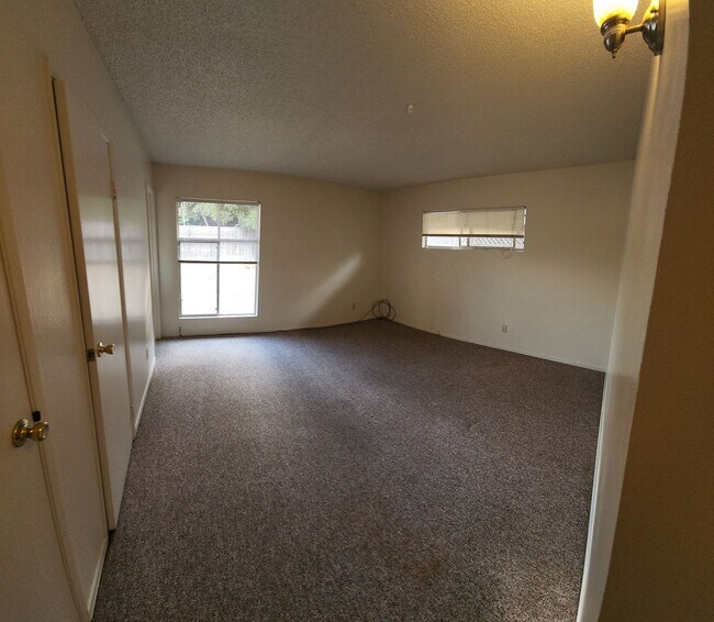 Building Photo - 4 bed 2 bath spacious home with 2 car garage in SLO!