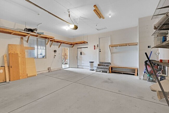 Building Photo - 2093 E View Dr