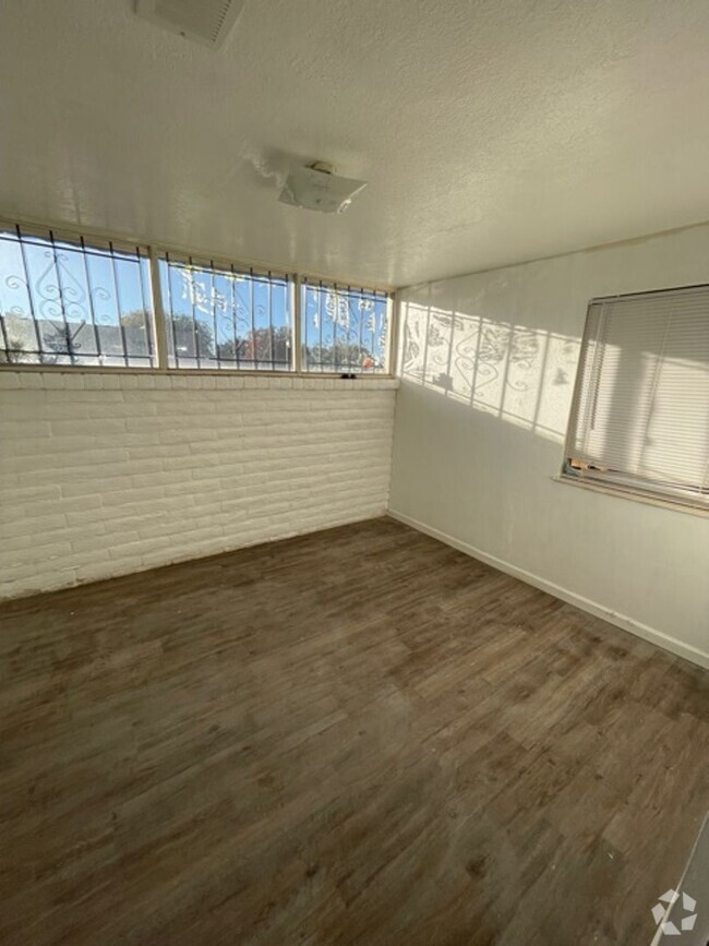 Building Photo - 812 Ortiz Dr SE