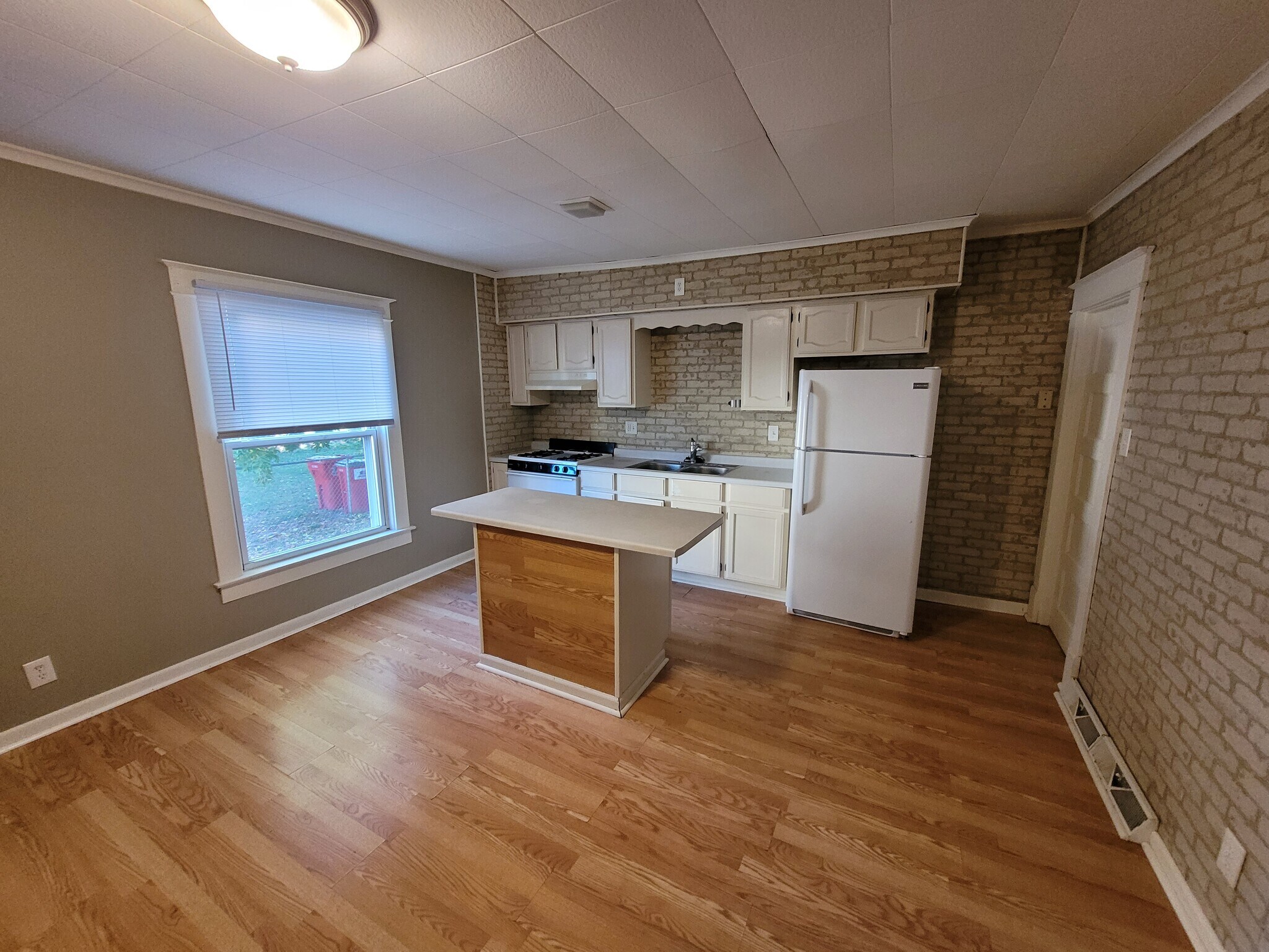 Building Photo - 818 6th Ave