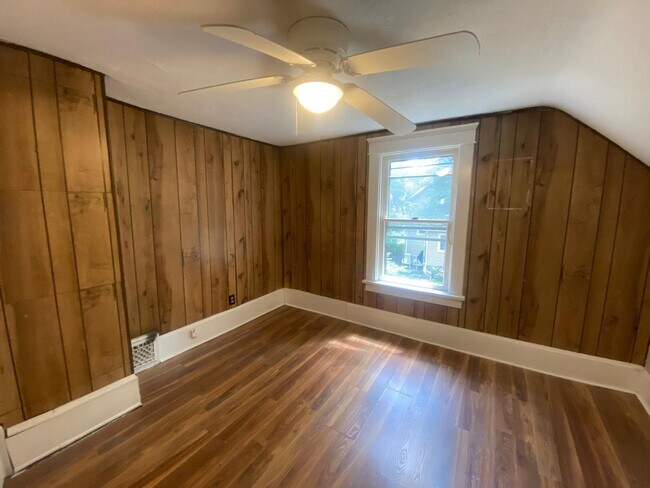 Building Photo - Spacious 3-Bed Single-Family Home in Quiet Kenmore Neighborhood