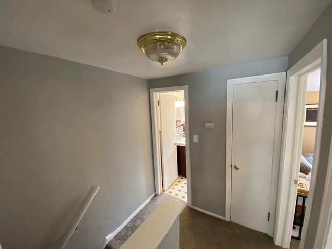 Building Photo - Two Bedroom in Castle Shannon! Central air - Garage - Laundry!