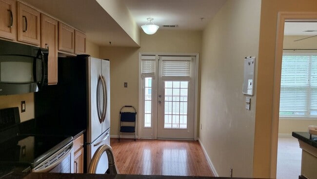 Building Photo - Spacious & Sunny 2Bed/2Bath End Unit in The Village at Town Center
