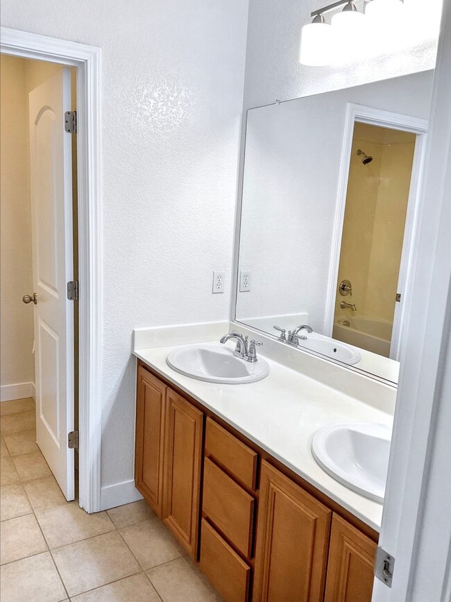 Building Photo - Stunning Newly Remodeled 4-Bed, 3-Bath Hom...