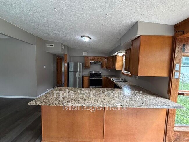 Building Photo - 810 St Anthony Ln