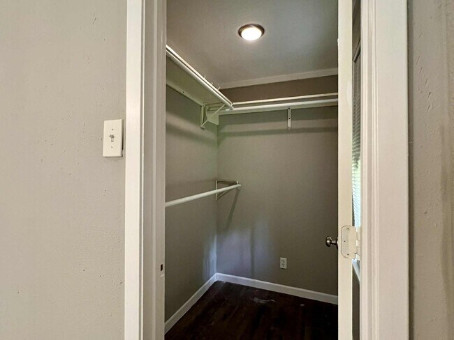 Building Photo - 9529 Chesterfield Dr