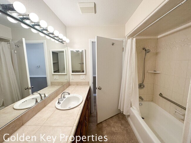 Building Photo - Spacious single-level attached guest house on private setting in Vista!