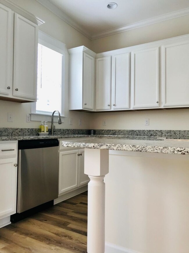 Building Photo - LUXURIOUS HIGH-END 2-story townhome in Market Common - walk to everything!