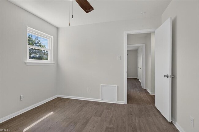 Building Photo - 3044 Camelot Blvd