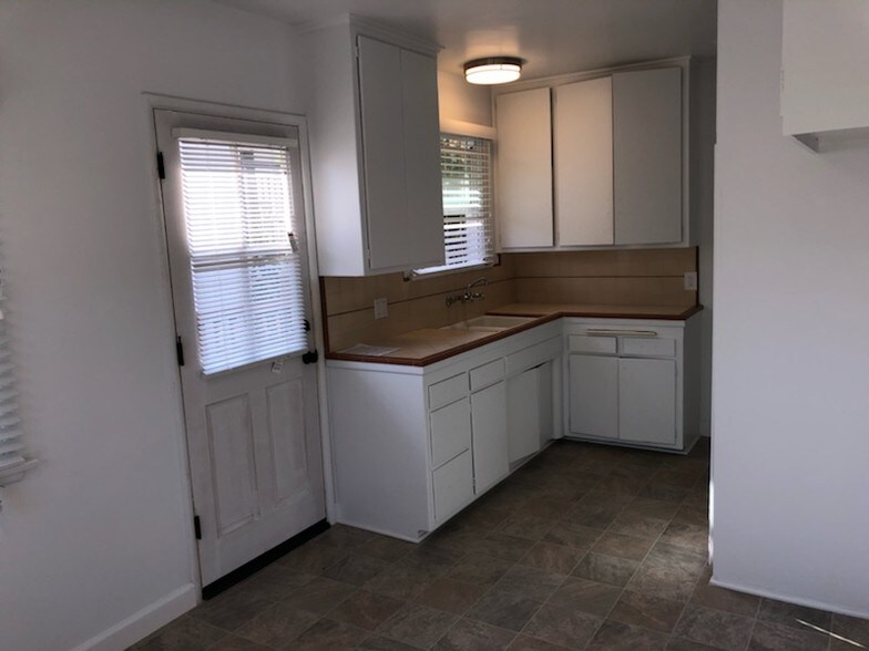Kitchen - 4439 Lakeside Dr