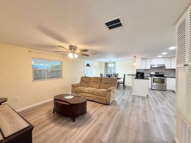 Building Photo - Furnished Apartment - Auburndale