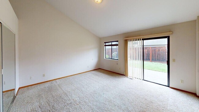 Building Photo - Well-maintained 3x2 single-family Windsor ...