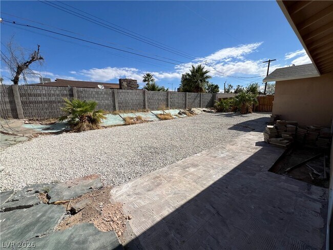 Building Photo - 3608 W Bonanza Rd