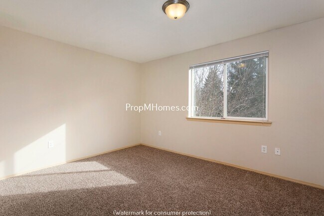 Building Photo - Comfortable 3-Story Townhome in Powellhurs...