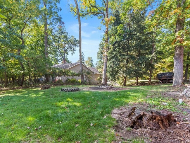 Building Photo - Adorable Lake Como Home Now Available!