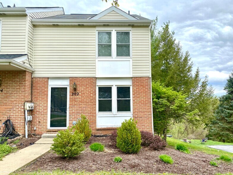 Primary Photo - 202 Meadowview Dr