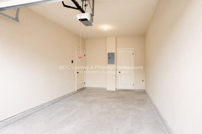 Building Photo - 3 Bedroom Luxury Townhome in Lee's Summit
