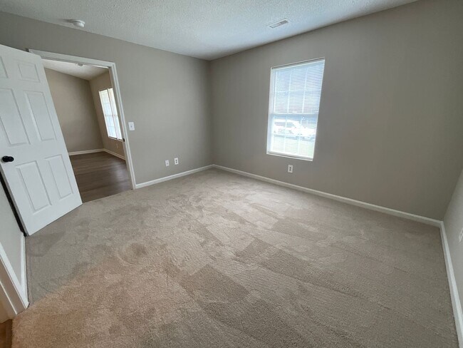 Building Photo - 2711 Ingleside Dr