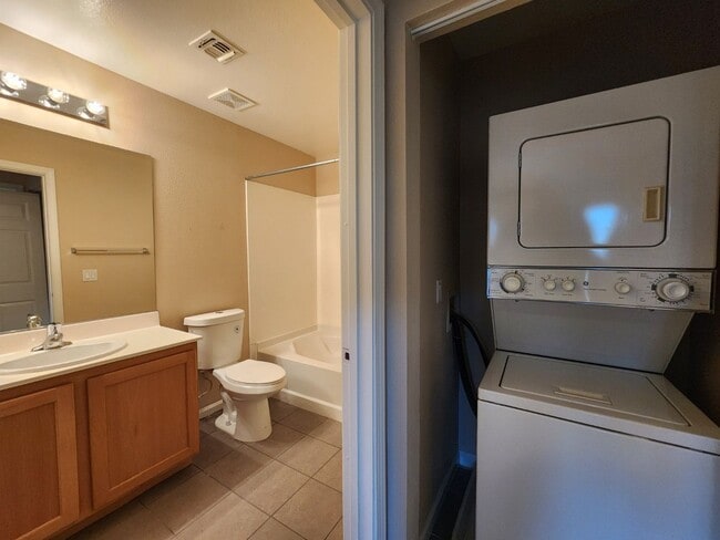 Building Photo - Great Park Ave Condo Unit!