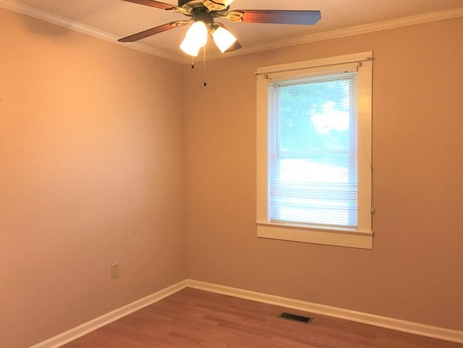 Building Photo - Lovely 3 Bedroom/2 Bathroom… Waiting for Y...