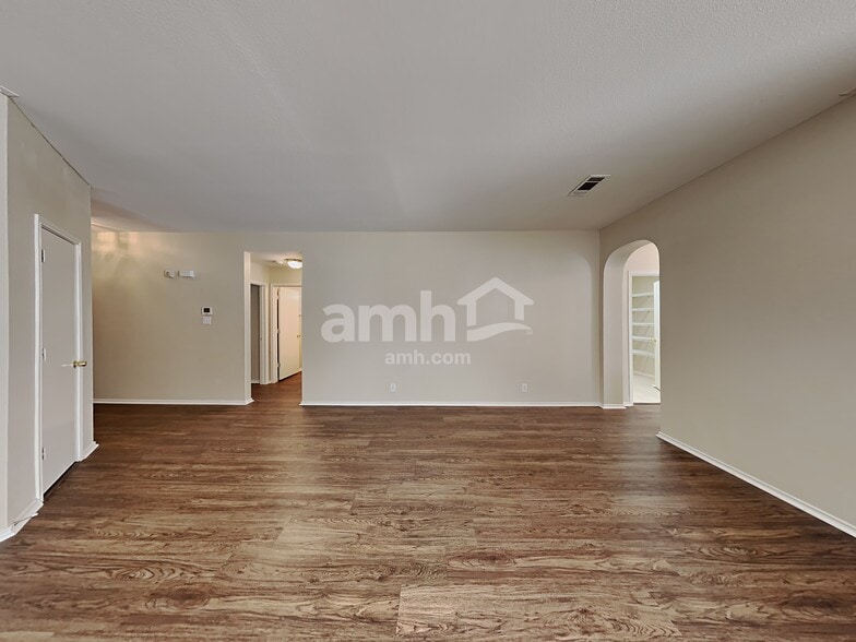 Building Photo - 1419 Diamond Blf