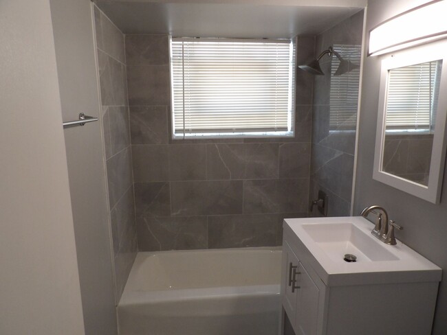 Interior Photo - 7806-7812 S Troy
