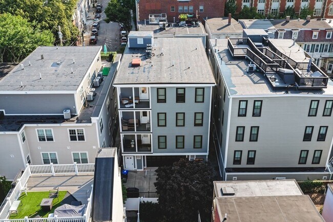 Building Photo - 201 W 8th St