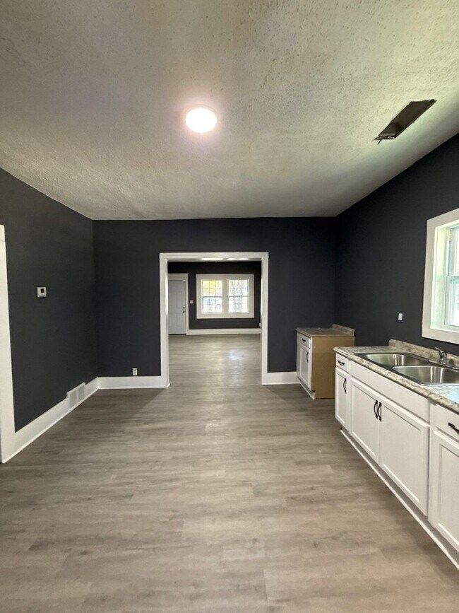 Building Photo - Fully Renovated Home in Binghampton – Section 8 Welcome!