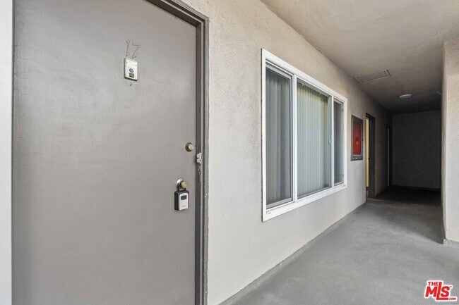 Building Photo - 15540 Moorpark St