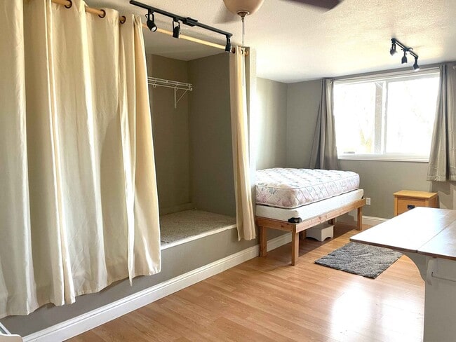 Building Photo - Granny Unit - All utilities included in Penn Valley, CA 95946