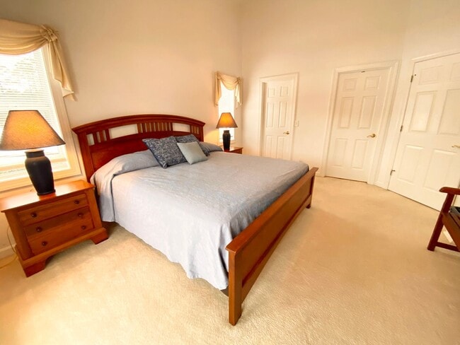 Building Photo - FULLY-FURNISHED GORGEOUS TOWNHOME!