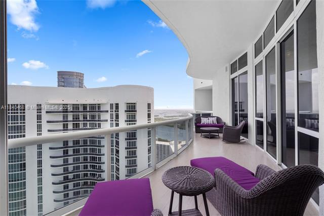 Building Photo - 16001 Collins Ave