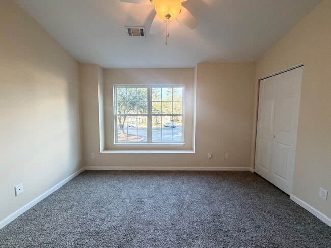 Building Photo - Updated & Spacious Two Bedroom Townhouse!
