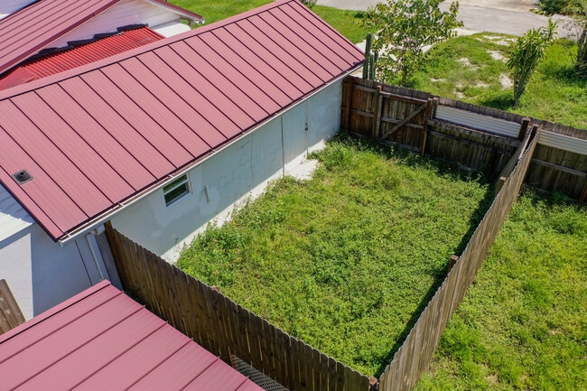 Building Photo - 608 High St