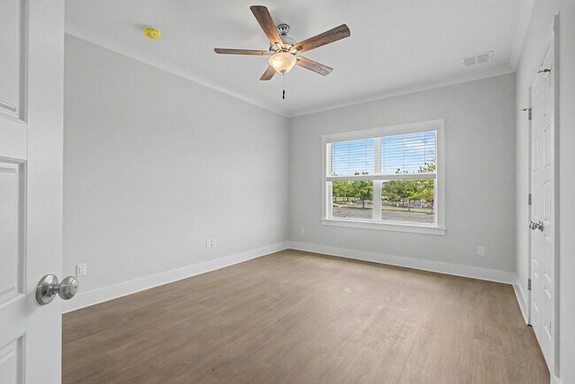 Building Photo - 4065 Four Oaks Blvd