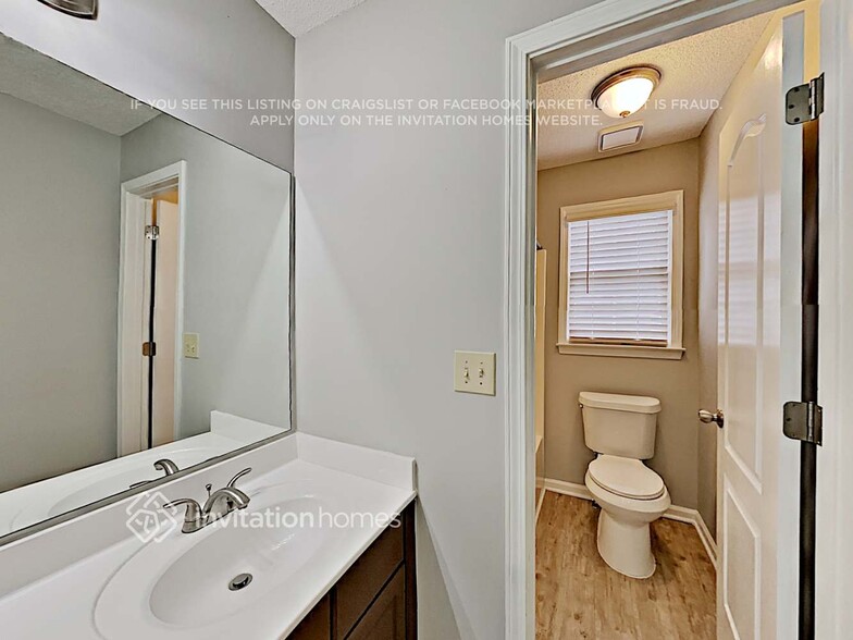 Building Photo - 580 Thornbush Trce
