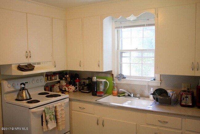Building Photo - Charming Blacksburg Home with Spacious Bas...