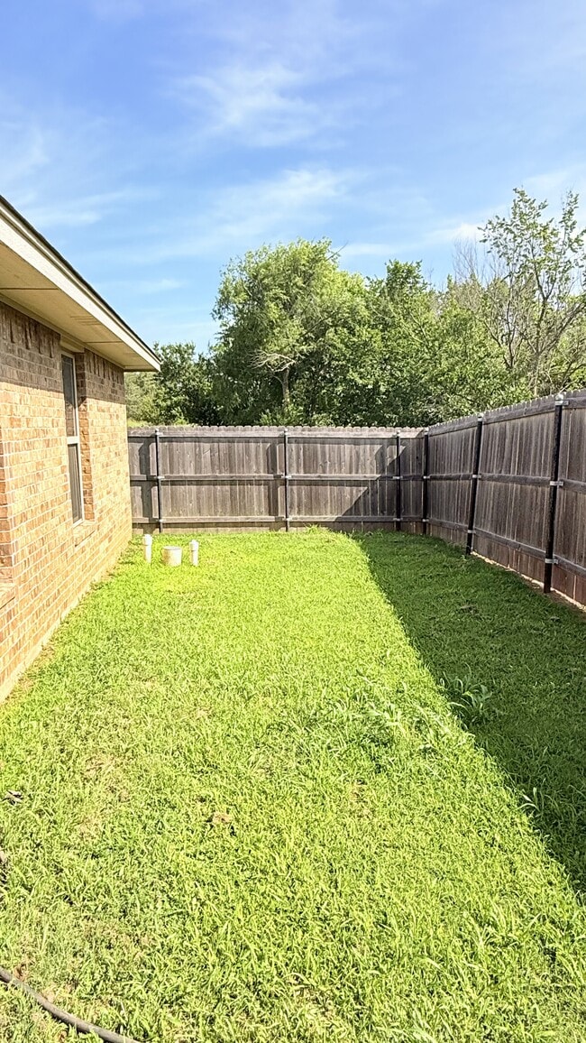 Building Photo - 28 NE Summerwood Dr
