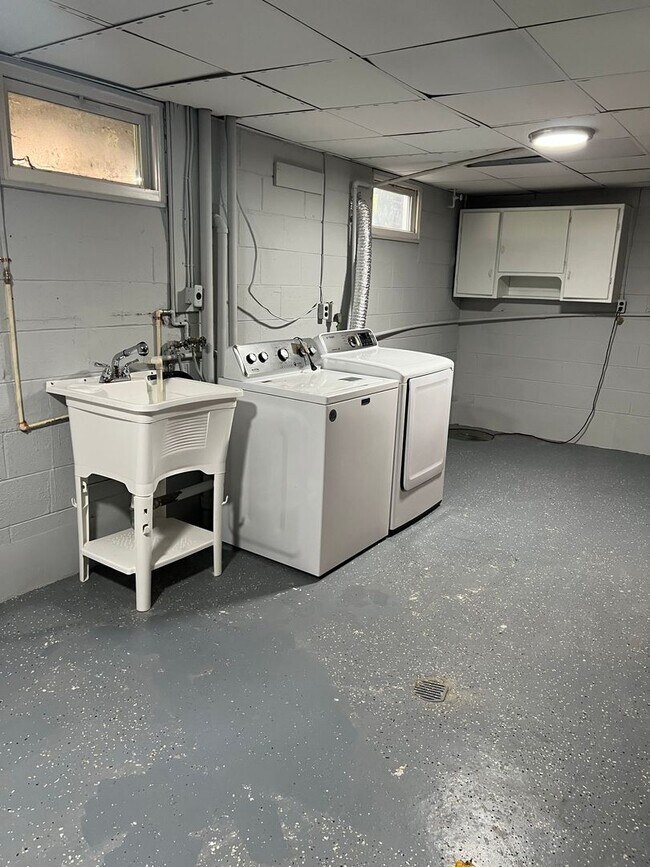 Building Photo - Renovated Rambler Close to METRO, Parks, &...