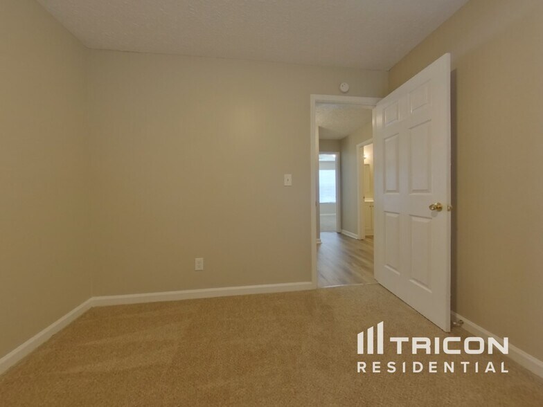 Building Photo - 819 Plumbridge Ct