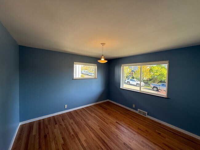 Building Photo - Stunning 4 Bed 4 Bath Home Steps from Golden Gardens in Ballard with MIL Suite