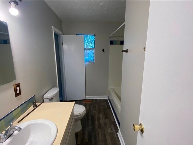 Building Photo - 3 bedroom with 2 bath brick home located i...